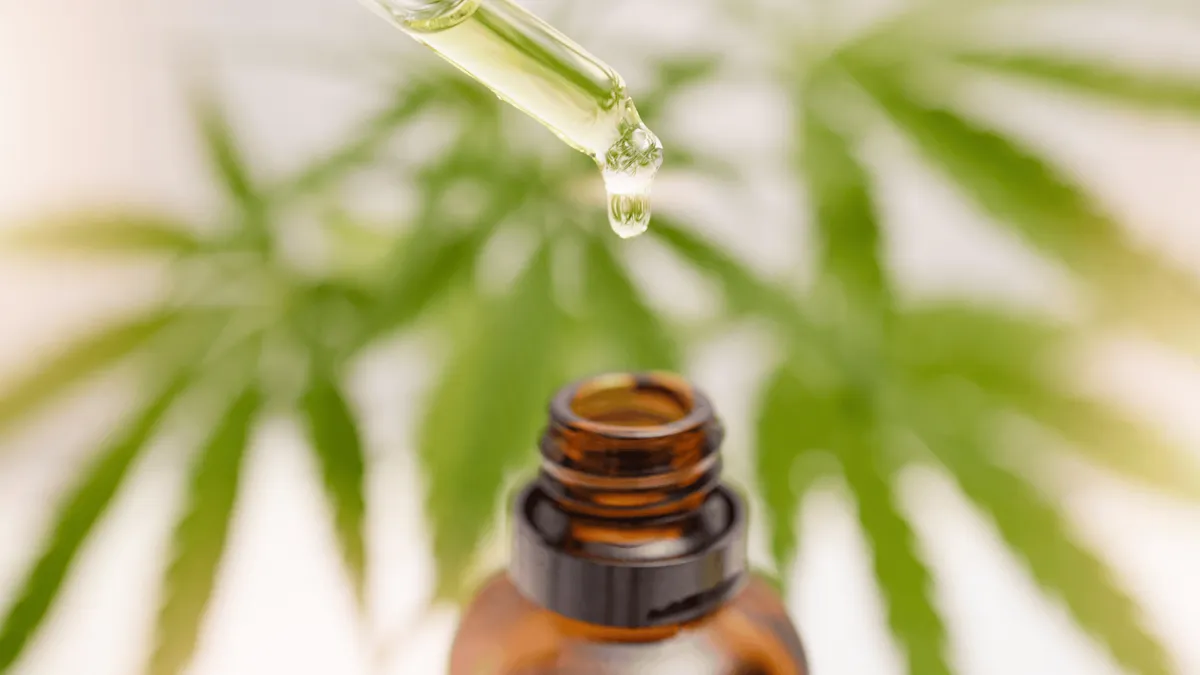 Huile de CBD vs. Huile essentielle : comment les différencier ?